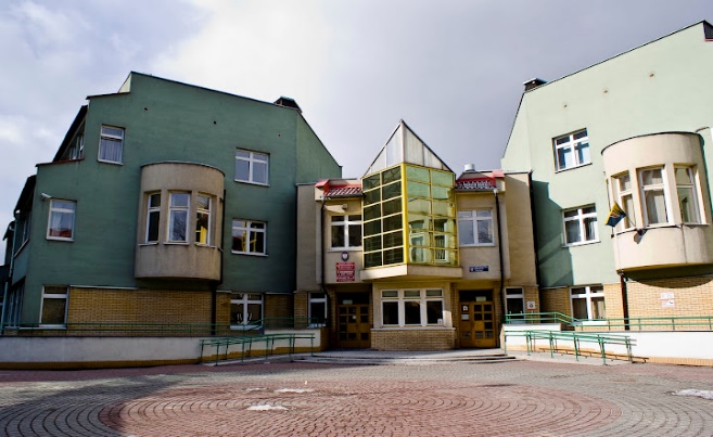 Zdjęcie budynku szkoły z wejściem głównym
